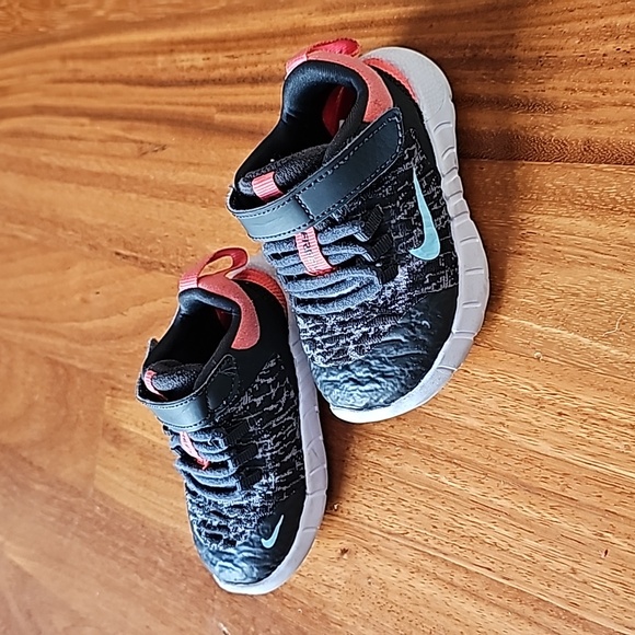 Nike Free Run 2021, toddler running shoes, gently used, size 5c - Picture 3 of 6